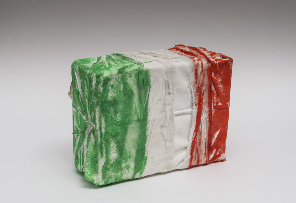 Mario ARLATI, Incomplete flag box, 2019, Mista su stoffa, cm 45x18x32